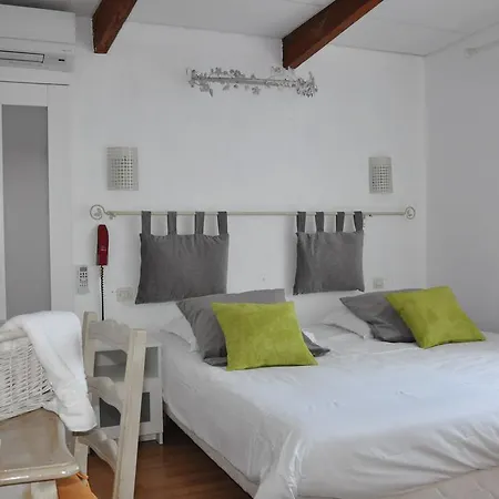 ホテル Les Mimosas